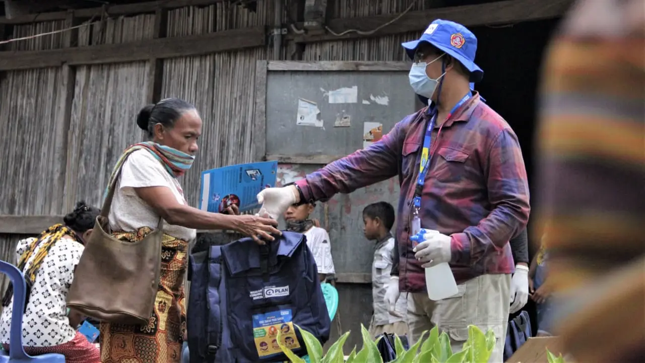 Pendistribusian paket kebersihan diri untuk mencegah penyebaran corona Covid-19 di Kabupaten Timor Tengah Selatan, Nagekeo, dan Lembata, NTT. (Dok. Plan Indonesia)