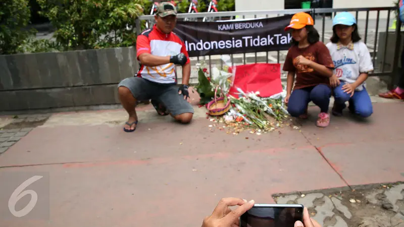 20160116-Lokasi Teror Jakarta Mendadak Ramai Jadi Tempat Selfie Warga-Jakarta