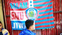 "Salam Satu Jiwa" menjadi slogan yang dianut Aremania. Prinsip kebersamaan jadi hal utama bagi mereka saat melakoni tur away day ke Solo untuk menyaksikan pertandingan semifinal kedua Piala Presiden pada Minggu (11/10/2015). (Bola.com/Nicklas Hanoatubun)
