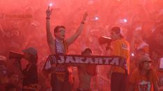 Pendukung Persija Jakarta, The Jakmania, merayakan hari jadi klub kesayangannya dengan menyaksikan laga Piala Jenderal Sudirman melawan Arema Cronus di Stadion Kanjuruhan, Malang, Sabtu (28/11/2015). (Bola.com/Robby Firly) 