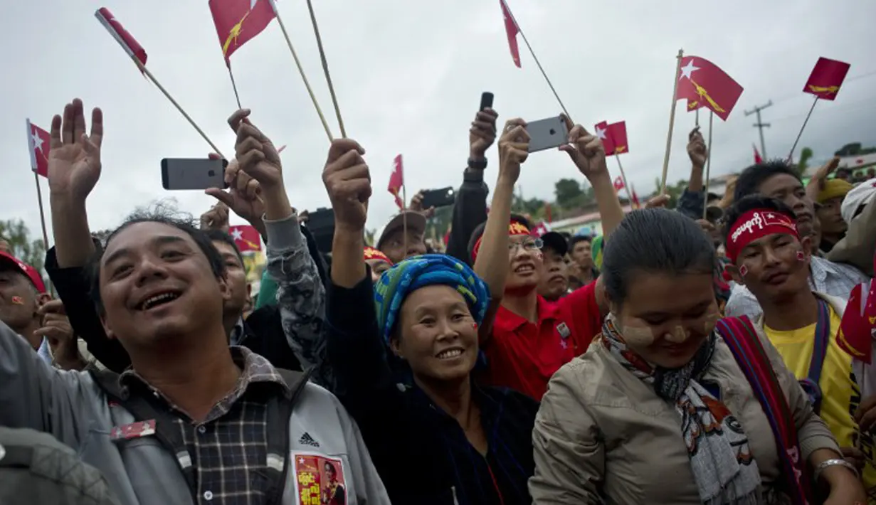 Pendukung Aung San Suu Kyi berkumpul saat kampanye di kota Ho Pone, Myanmar, Minggu (6/9/2015). Aung akan terganjal karena UU di Myanmar melarang calon presiden berasal dari orang yang memiliki pasangan atau anak warga negara asing. (AFP Photo/Ye Aung)