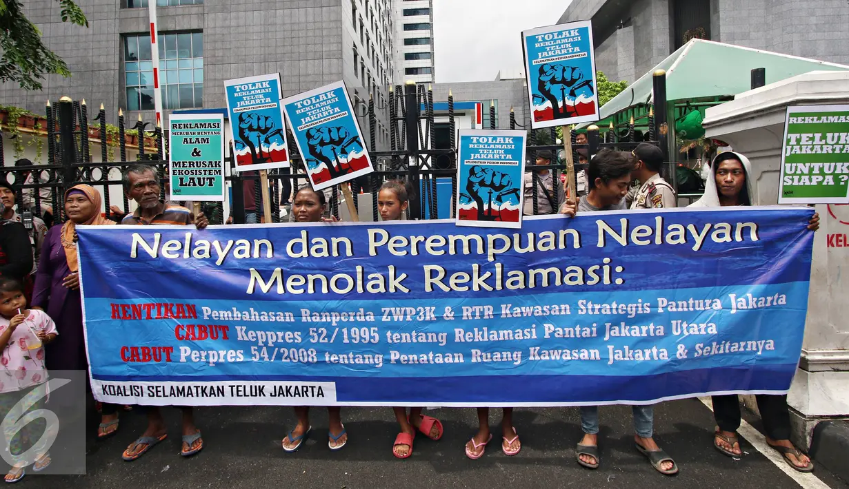 Koalisi Selamatkan Teluk Jakarta menggelar aksi unjuk rasa di depan Gedung DPRD Jakarta, Kamis (25/2). Massa menuntut agar dibatalkannya pengesahan dua Raperda Reklamasi (RZWP3K dan RTR Pantura Jakarta). (Liputan6.com/Immanuel Antonius)