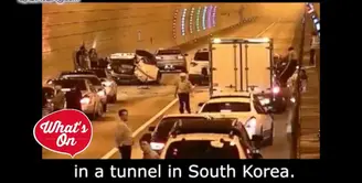 Kompaknya pengendara di Korea Selatan yang bergeser saat ada kecelakaan di terowongan.