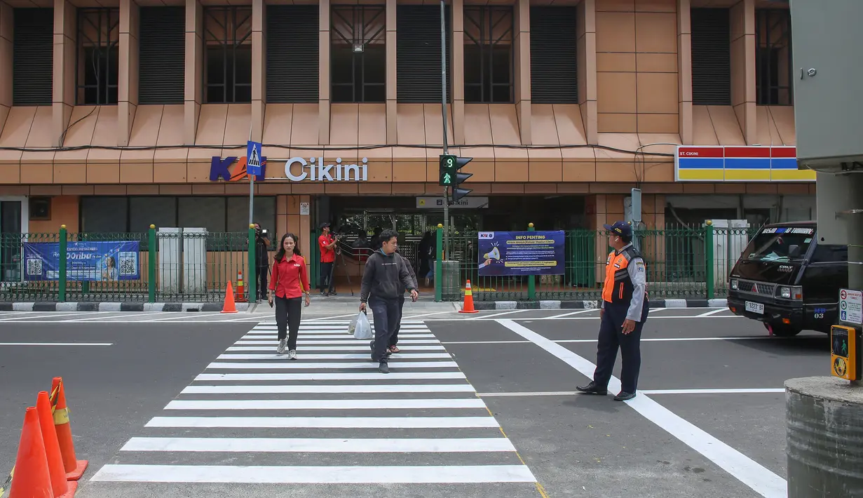 Hal ini dilakukan untuk memudahkan mobilitas para pengguna commuter line saat menyeberang dan memasuki area stasiun secara lebih aman. (merdeka.com/Arie Basuki)