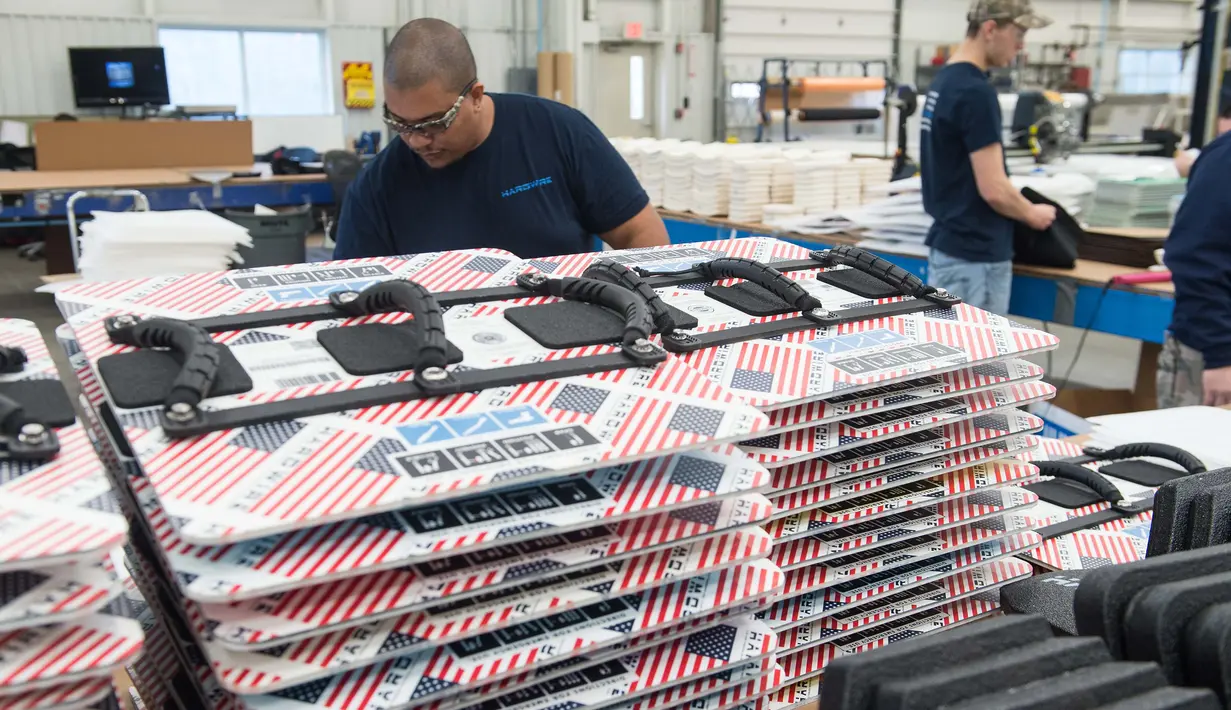 Pekerja mengemasi papan tulis antipeluru di pabrik Hardwire Pocomoke City, Maryland (1/3). Hardwire membuat papan tulis antipeluru untuk ruang kelas yang bisa dimasukan ke dalam tas ransel. (AFP PHOTO / Nicholas Kamm)