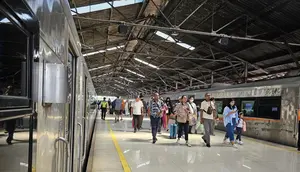 Penumpang kereta api (KA) di Stasiun Bandung. (sumber foto: PT KAI Daop 2 Bandung)