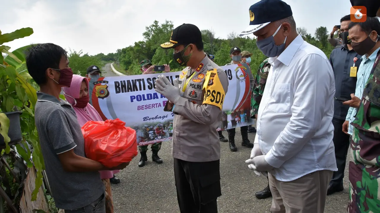 Kapolda Aceh, Irjen Pol Wahyu Widada berbagi sembako ke rumah-rumah warga (Fauzan)