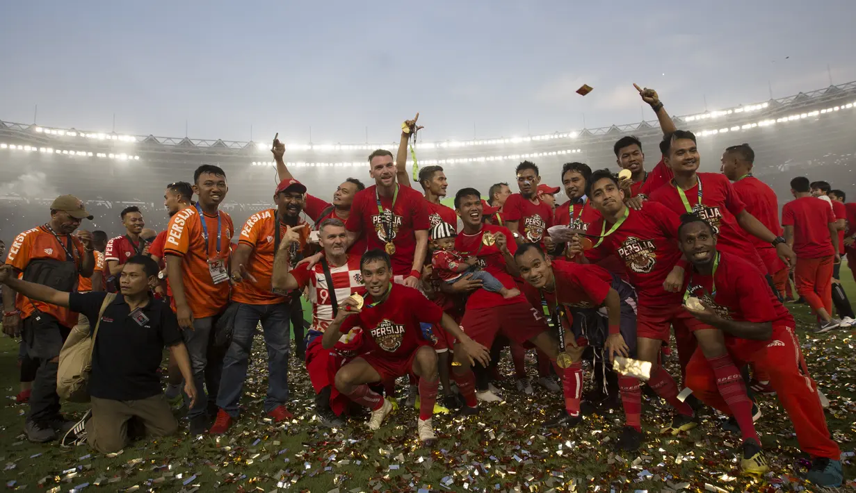 Para pemain Persija Jakarta merayakan gelar juara usai mengalahkan Mitra Kukar pada laga Liga 1 di SUGBK, Jakarta, Minggu (9/12). Persija menang 2-1 atas Mitra. (Bola.com/Yoppy Renato)