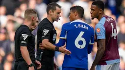 Pada awal babak kedua, bek Malo Gusto kena kartu merah dan membuat Chelsea harus main dengan 10 orang. Ollie Watkins berhasil mencetak gol pada menit ke-73 dan bertahan sampai akhir laga. (AP Photo/Alastair Grant)