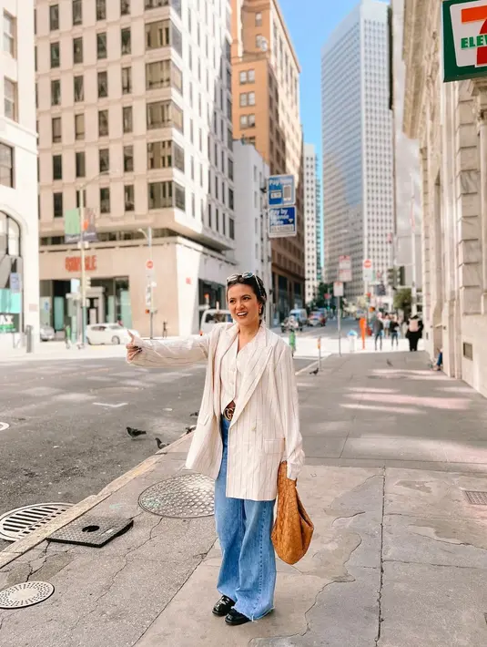 Gaya liburan Marsha Aruan yang manis dan bisa dijadikan inspirasi. Ia tampil mengenakan cropped vest yang serasi dengan oversized blazernya, dipadukan dengan celana jeans. [Foto: Instagram/aruanmarsha]