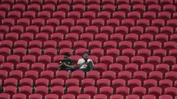 Dua orang penonton duduk di antara bangku kosong dalam pertandingan Grup D Piala Dunia Antarklub 2025 antara Chelsea melawan LAFC di Mercedes Benz Stadium, Atlanta, Amerka Serikat, Selasa (17/06/2025). (AP Photo/Brynn Anderson)