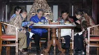 Ketua Umum Partai Demokrat Susilo Bambang Yudhoyono Sambut Ketua Umum Partai Gerindra Prabowo Subianto dengan hidangan Nasi Goreng di Puri Cikeas (Liputan6.com/Herman Zakaria)
