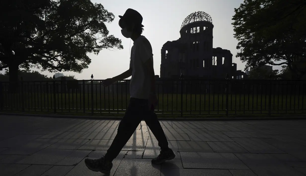 Kubah Bom Atom terlihat saat senja di Hiroshima, Jepang, Selasa (4/8/2020). Kota Hiroshima akan memperingati 75 tahun pemboman atom oleh Amerika Serikat pada 6 Agustus 2020. (AP Photo/Eugene Hoshiko)