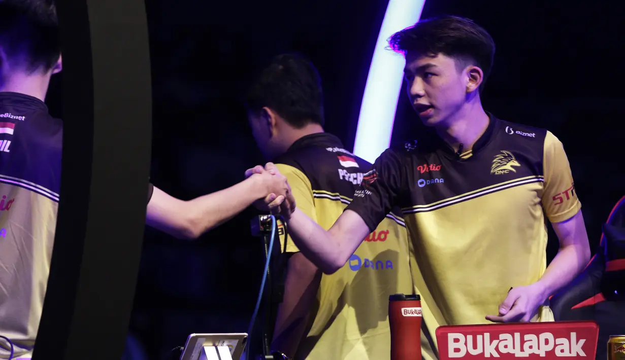 Anggota tim e-Sports, ONIC, merayakan kemenangan atas Louvre pada babak final Turnamen Mobile Legends: Bang Bang Profesional League (MPL) Indonesia Season 3 di Britama Arena, Jakarta, Jumat (3/5). ONIC menang 2-0 atas Louvre. (Bola.com/Yoppy Renato)