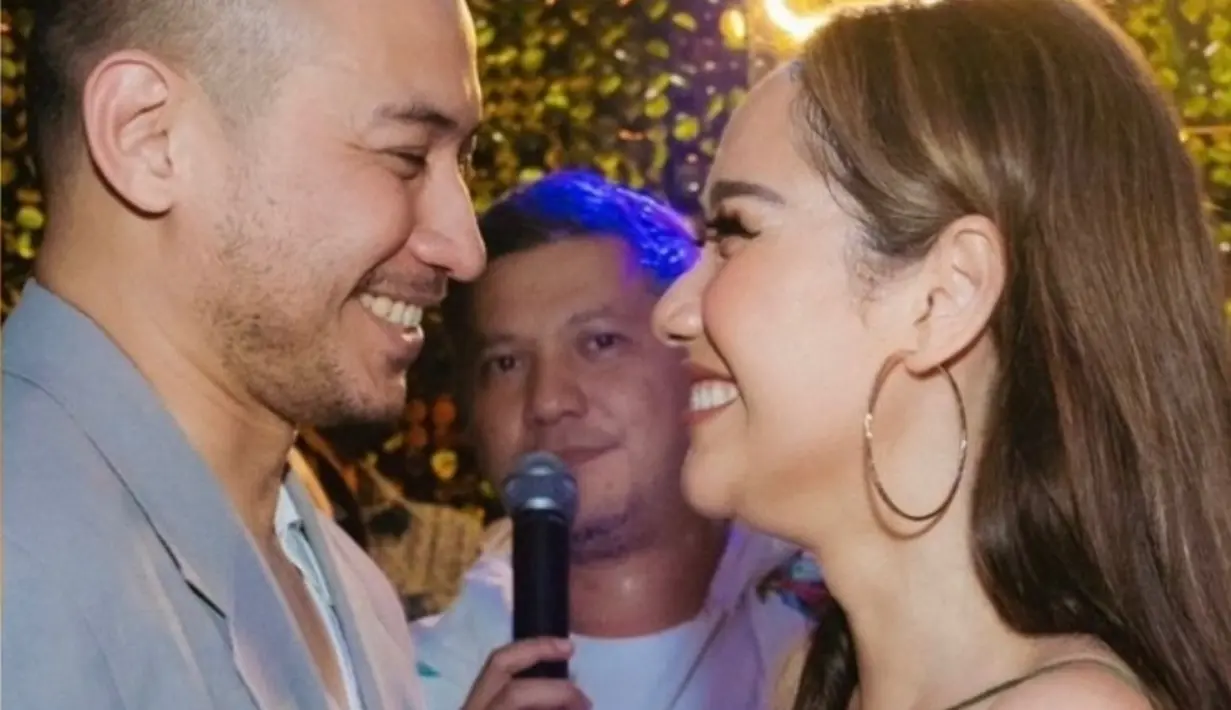 Inilah potret Gading Marten ‘jadi nyamuk’ di pernikahan Bunga Citra Lestari dan Tiko Aryawardhana. Tak ketinggalan pria 41 tahun itu meninggalkan komentar galau. (Liputan6.com/IG/gadiing)