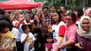 Calon Wakil Gubernur DKI Jakarta Djarot Saiful Hidayat berpose bersama saat berkunjung ke Petukangan Utara, Jakarta, Selasa (29/11). Djarot mengajak warga untuk menjaga mental kebangsaan Indonesia. (Liputan6.com/Gempur M Surya)