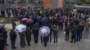 Keluarga dan teman menghadiri pemakaman Sersan Kostiv Andrew (37) yang tewas dalam perang dengan Rusia di pemakaman Lychakiv, Lviv, Ukraina, Selasa (5/4/2022). (AP Photo/Nariman El-Mofty)