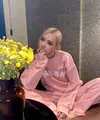 Sebagai kaum rebahan, Rose BLACPINK hobi mengenakan sweater di berbagai kesempatan. Salah satu mengenakan set sweater berwarna pink dari Nieeh yang dibanderol dengan harga Rp2,3 juta. (instagram/roses_are_rosie)