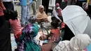 Sejumlah imigran duduk di trotoar depan Kantor UNHCR Menara Ravindo, Kebon Sirih, Jakarta, Rabu (3/7/2019). Puluhan imigran tersebut berasal dari Afghanistan, Pakistan, Somalia, dan Sudan. (merdeka.com/Iqbal Nugroho)