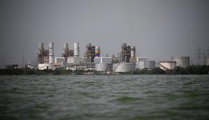 Sebuah pabrik pengolahan minyak milik perusahaan negara Petroleos de Venezuela (PDVSA) difoto di Maracaibo, Negara Bagian Zulia, Venezuela, pada 11 Juli 2024. (Federico PARRA/AFP)
