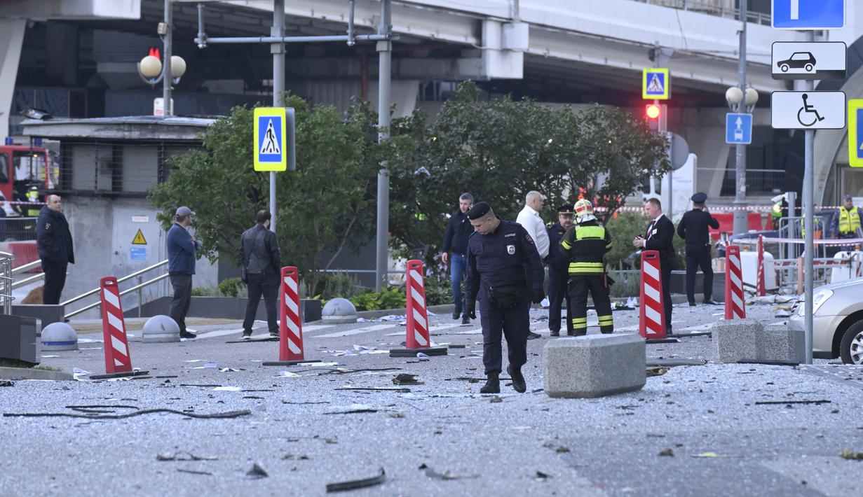 Seorang petugas keamanan terluka, kantor berita pemerintah Rusia, Tass, melaporkan, mengutip para pejabat darurat. (AP Photo)