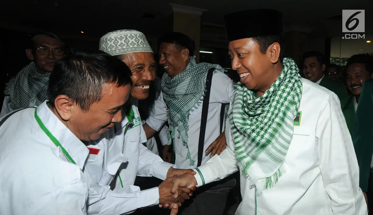 Ketua Umum PPP Romahurmuziy (kanan) menyalami para peserta Mukerwil II di Jakarta, Sabtu (21/4). Mukerwil II PPP DKI Jakarta bertekad memenangkan PPP di Ibu Kota dalam Pemilu 2019. Merdeka.com/Dwi Narwoko)