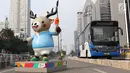 Bus Transjakarta melintas di samping patung maskot Asian Games 2018 yang menghiasi Jalan Sudirman, Jakarta, Rabu (8/8). Pemasangan maskot tersebut untuk menyemarakan Asian Games 2018 yang akan dibuka 18 Agustus 2018. (Liputan6.com/Immanuel Antonius)