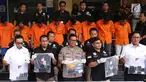 Kabid Humas Polda Metro Jaya Kombes Argo Yuwono menunjukkan barang bukti beserta tersangka kasus sindikat pencurian kendaraan bermotor di Polda Metro Jaya, Jakarta, Kamis (14/3). (Liputan6.com/Immanuel Antonius)