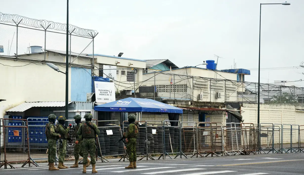 Tentara Ekuador berjaga-jaga di luar penjara Machala, Ekuador pada 12 Januari 2024. (STRINGER/AFP)