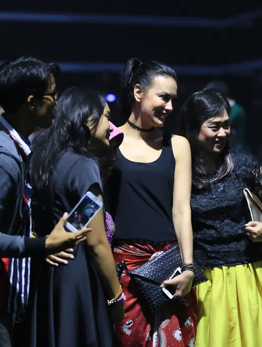 Kehadirannya ibu dua anak itu juga tak luput dari sorotan kamera dan penonton yang hadir. Tepuk tangan dan senyum saat melihat penampilan kekasihnya diatas panggung terekam dalam sorot kamera. (Adrian Putra/Bintang.com)