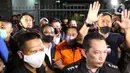 Terpidana pengalihan hak tagih atau cessie Bank Bali, Djoko Sugiarto Tjandra (rompi oranye) dikawal petugas usai tiba di Bandara Halim Perdanakusuma Jakarta, Kamis (30/7/2020). Djoko Tjandra tiba sekitar pukul 22.30 WIB dan langsung dibawa ke Bareskrim Mabes Polri. (Liputan6.com/Helmi Fithriansyah)