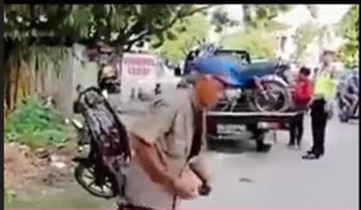 Aksi Kakek Bakar Motor