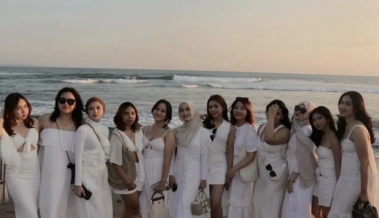 Pulang ke Indonesia, Zahra pun berkumpul bersama teman-temannya, mereka pun berkunjung ke pantai. Berada di Pantai, Zahra pun tampil dengan baju putih sesuai dresscode. [@camilliazr]