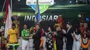 Pemain Bhayangkara FC, Indra Kahfi menyerahkan piala bergilir saat peluncuran Liga 1 Indonesia 2018 di Studio 5 Indosiar, Jakarta, Senin (19/3/2018). Liga 1 akan mulai digelar pada Jumat (23/3). (Bola.com/Vitalis Yogi Trisna)