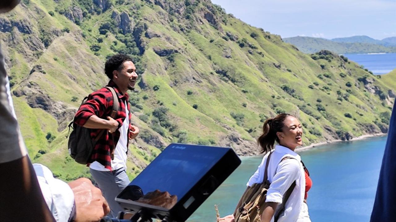 Dari Laut Biru yang Jernih hingga Bukit nan Eksotis, Intip Momen Marion Jola Eksplor Keindahan Labuan Bajo pada Iklan Terbaru Kuku Bima