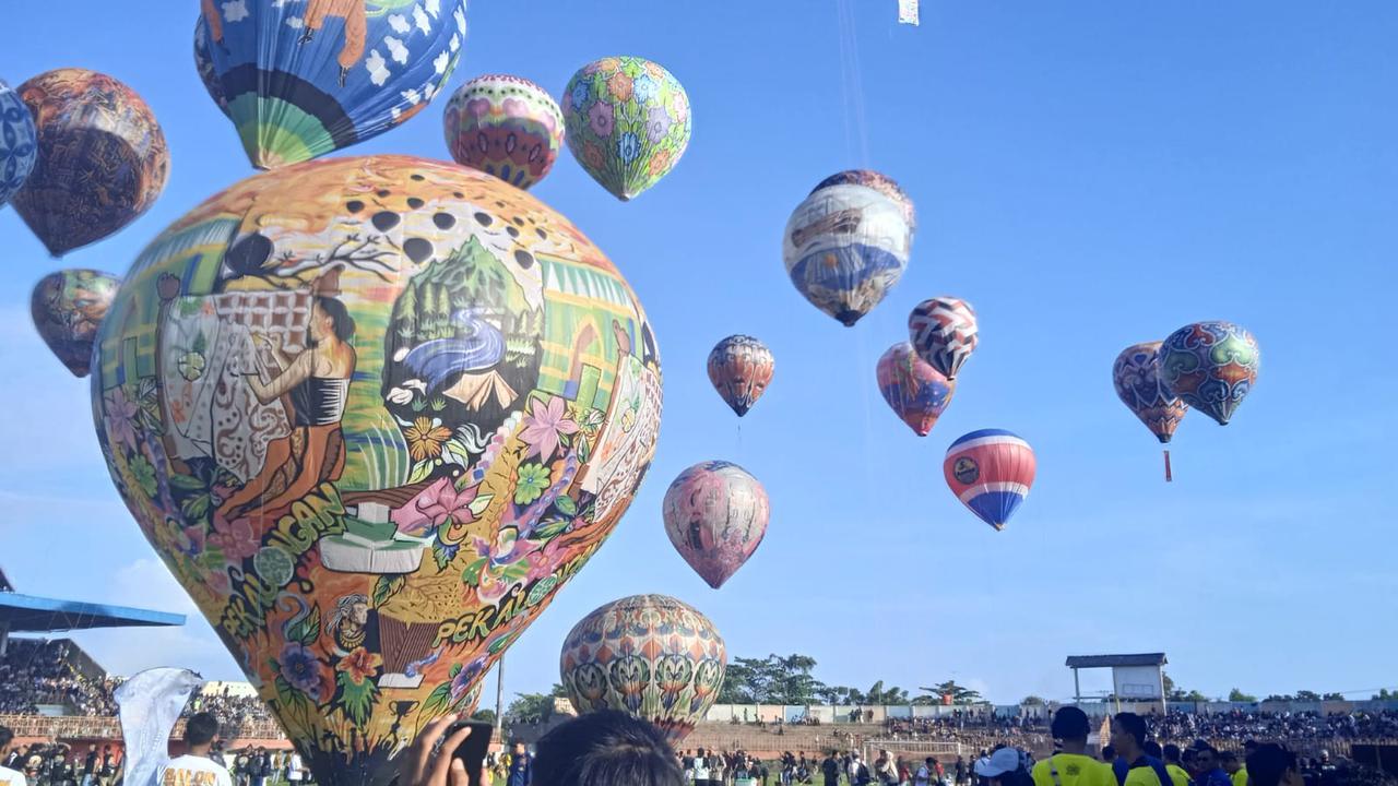 Festival Balon Hiasi Langit Pekalongan, Tradisi Rakyat yang Kini Harus Berbagi Ruang dengan Jalur Pesawat