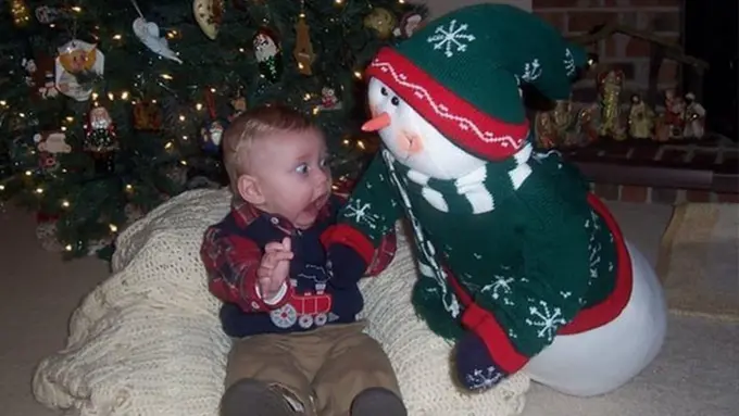 [Bintang] 10 Foto Natal Gagal yang Bikin Kamu Ngakak Sampe Tahun Baru!