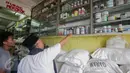 Petugas dari Dinas KUMKMP DKI Jakarta memeriksa bahan kimia di toko kawasan Kramat, Jakarta, Kamis (19/4). Kegiatan ini dilakukan untuk mendata bahan kimia yang beredar di masyarakat. (Liputan6.com/Faizal Fanani)
