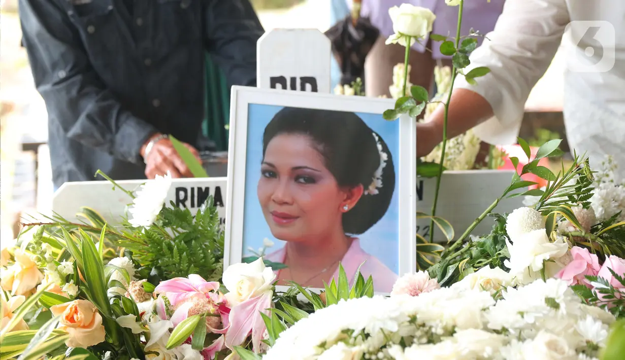 Pusara aktris senior Rima Melati di TPU Tanah Kusir, Jakarta Selatan, Sabtu (25/6/2022). Usai ibadah pelepasan digelar di GPIB Paulus Jakarta Pusat, jenazah Rima Melati langsung dibawa ke makam. (Liputan6.com/Angga Yuniar)