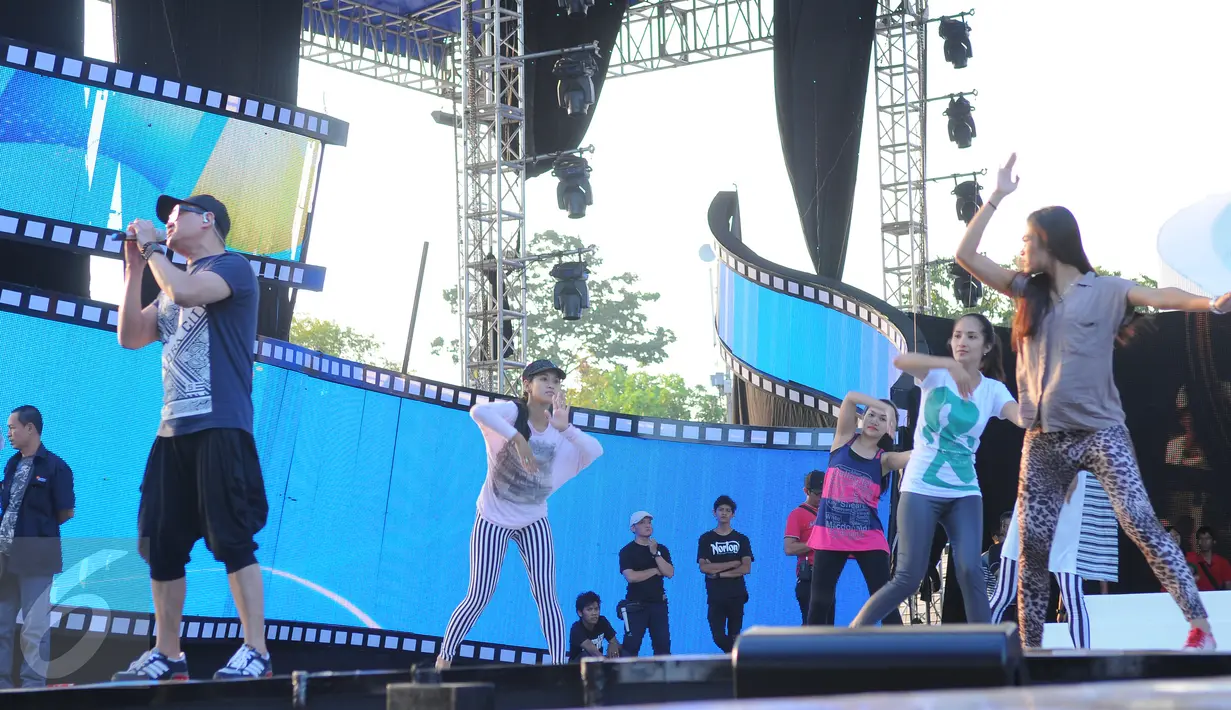 Pengisi acara melakukan gladi resik jelang malam puncak Festival Film Bandung (FFB) 2014 yang digelar di Monumen Perjuangan Rakyat Jawa Barat, 13 September 2014. FFB pertama kali diadakan tahun 1987 rutin hingga saat ini. (Liputan6.com/Panji Diksana) 