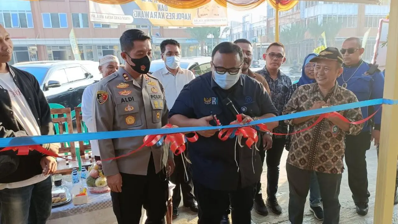 Presiden Konfederasi Serikat Pekerja Seluruh Indonesia (KSPSI) Andi Gani Nena Wea bersama Kapolres Karawang AKBP Aldi Subartono meresmikan Usaha Mikro, Kecil, dan Menengah (UMKM)