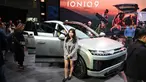 Hyundai IONIQ 9—kendaraan SUV berteknologi listrik tiga baris—saat diperkenalkan dalam pameran mobil AutoMobility LA 2024 di Los Angeles Convention Center pada tanggal 21 November 2024. (Robyn Beck/AFP)