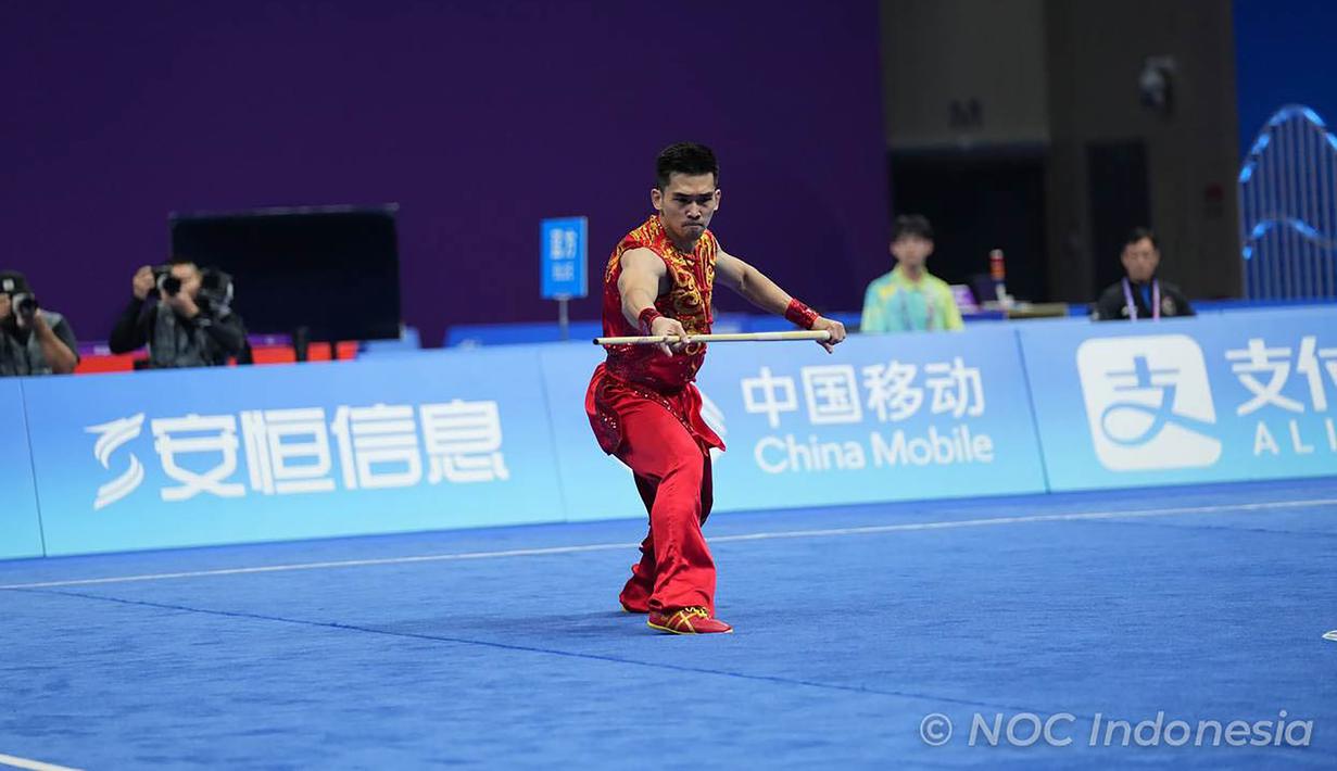 Atlet wushu Indonesia, Harris Horatius saat berlomba di nomor men’s nanquan dan nangun all-around Asian Games 2022 di XSG Sports Centre, Hangzhou, China, Selasa (26/9/2023). Harris Horatius memperoleh medali emas dengan mengumpulkan total poin 19,506. (NOC Indonesia/Tetuko Mediantoro)