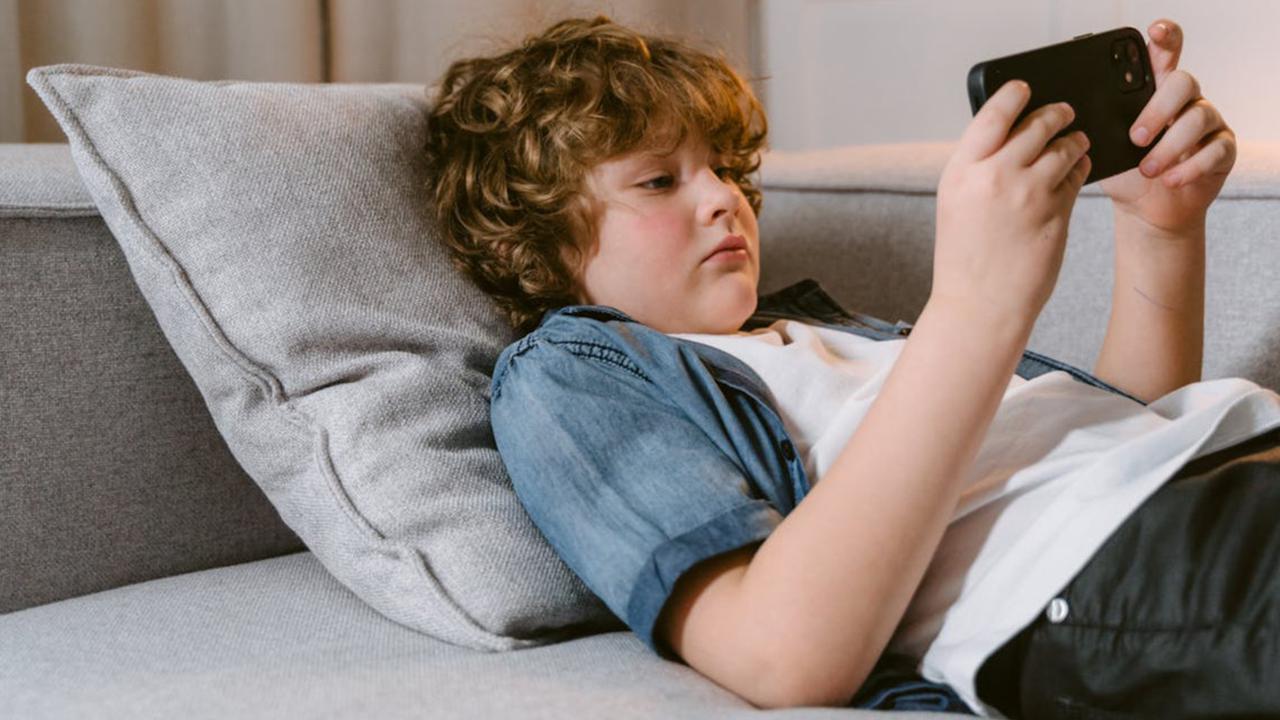 Anak Terlalu Lama Main Gadget? Ini Dampak Kesehatan dan Perkembangan yang Perlu Diwaspadai