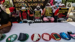 Dalam aksinya, para PRT duduk mengenakan masker kemudian ditutup lagi dengan lakban hitam. (Liputan6.com/Faizal Fanani)