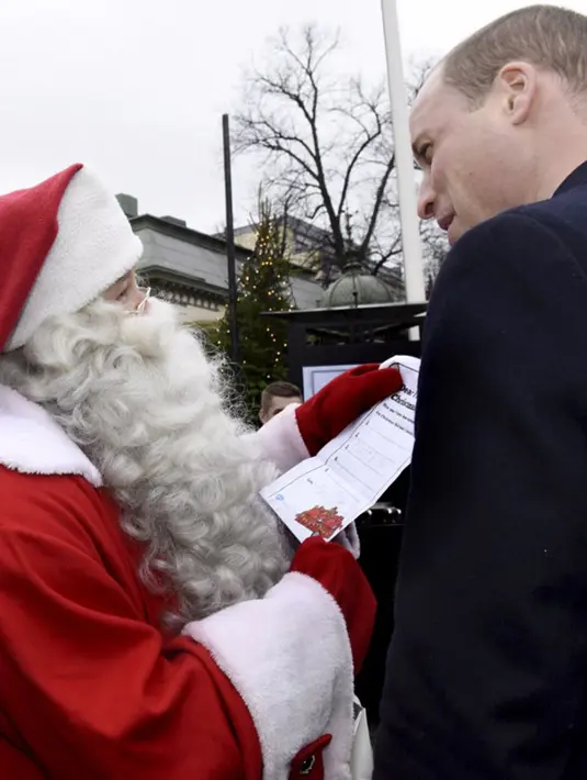 “Aku bertemu dengan mu dan aku harus menyerahkan surat ini. Dia tak menulis banyak permintaan, aku rasa satu pun juga cukup,” ujar Pangeran William seperti yang dilansir dari E! News. (AFP/Heikki Saukkomaa)