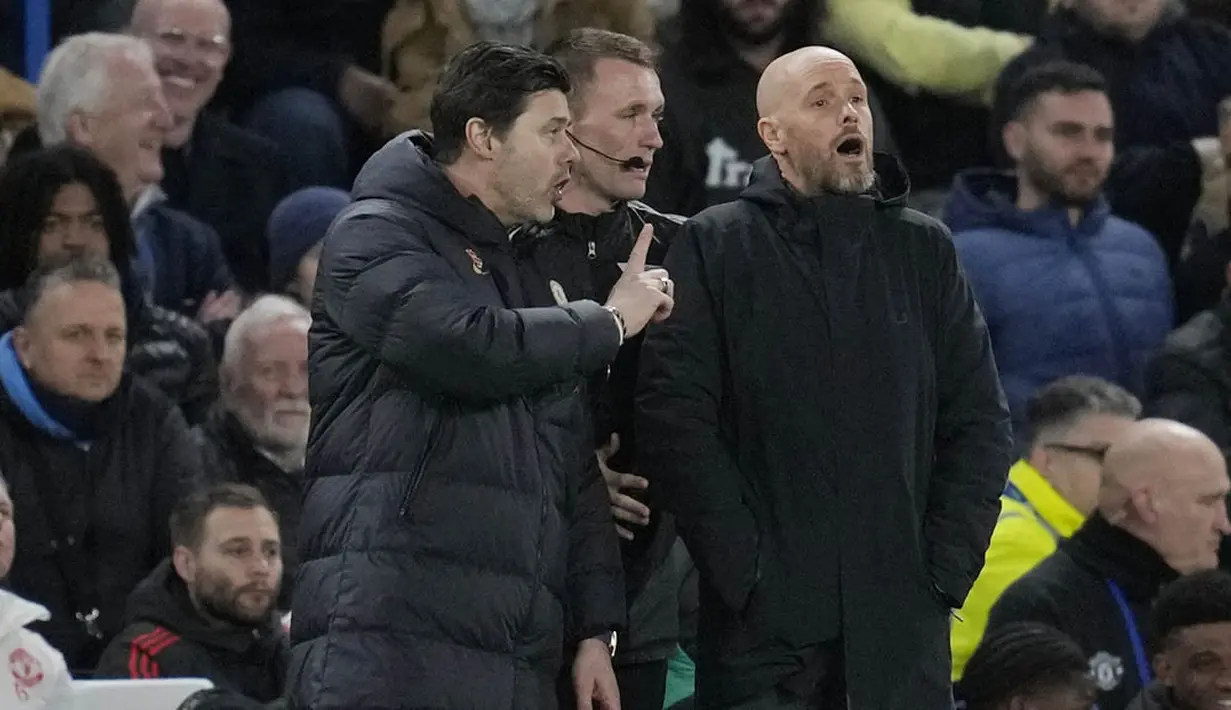 Pelatih Chelsea, Mauricio Pochettino, bersitegang dengan pelatih Manchester United, Erik ten Hag, pada laga pekan ke-31 Liga Inggris di Stadion Stamford Bridge, Jumat (5/4/2024). (AP Photo/Kin Cheung)