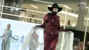 Model dengan busana rancangan desainer Resti by Rizki Haristia dalam Jakarta Modest Fashion Week 2018 (JMFW) di Gandaria City, Jakarta, Kamis (26/7). JMFW menampilkan rancangan 18 desainer mancanegara dan 27 desainer lokal. (Liputan6.com/Faizal Fanani)
