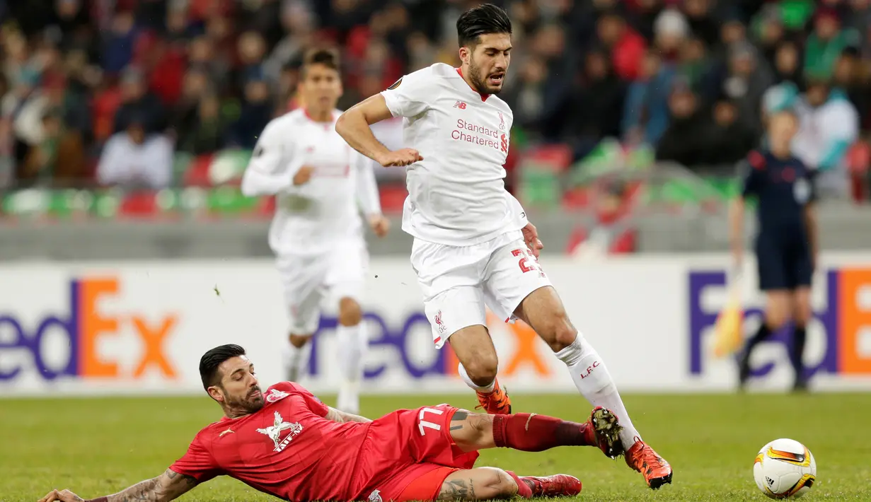 Pemain Liverpool, Emre Can (kanan), berusaha dihentikan oleh pemain Rubin Kazan, Blagoy Georgiev, dalam lanjutan Grup B Liga Europa di Stadion Kazan Arena, Rusia, Jumat (6/11/2015) dini hari WIB. (Action Images via Reuters/Henry Browne)
