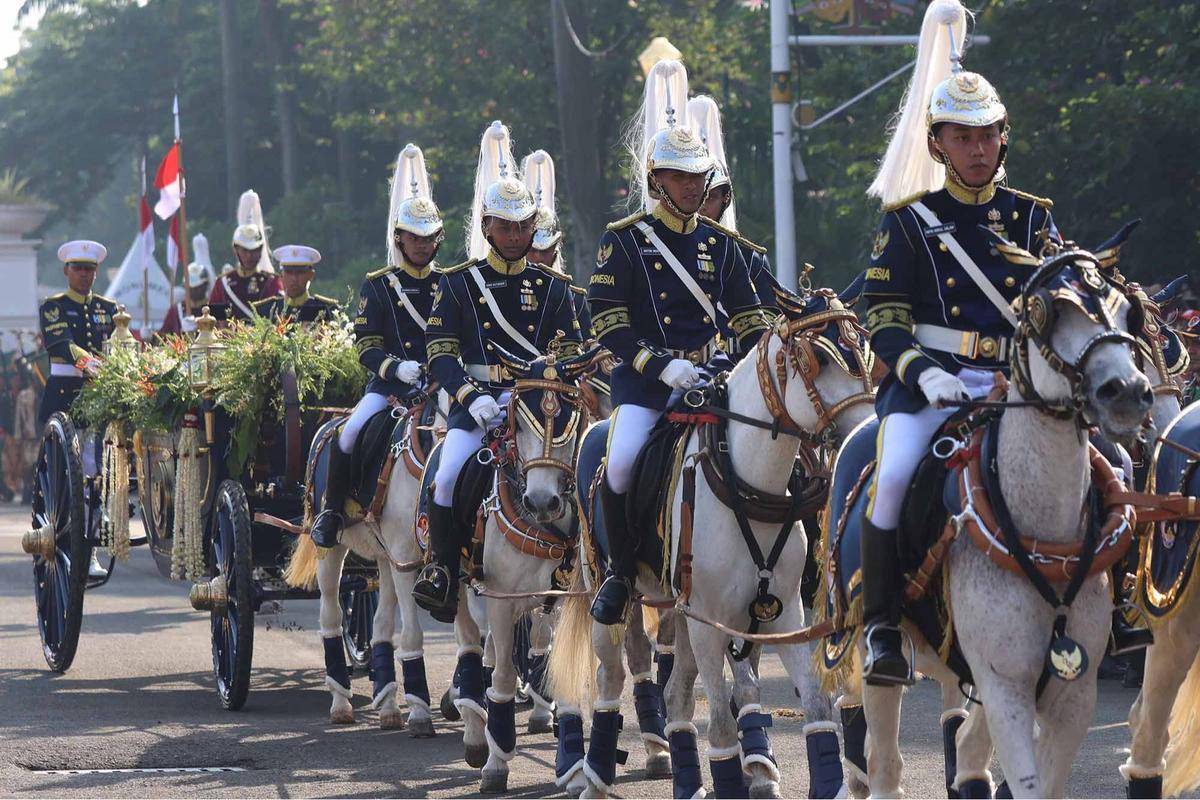 FOTO: Kirab Merah Putih Warnai HUT ke-80 RI di Jakarta